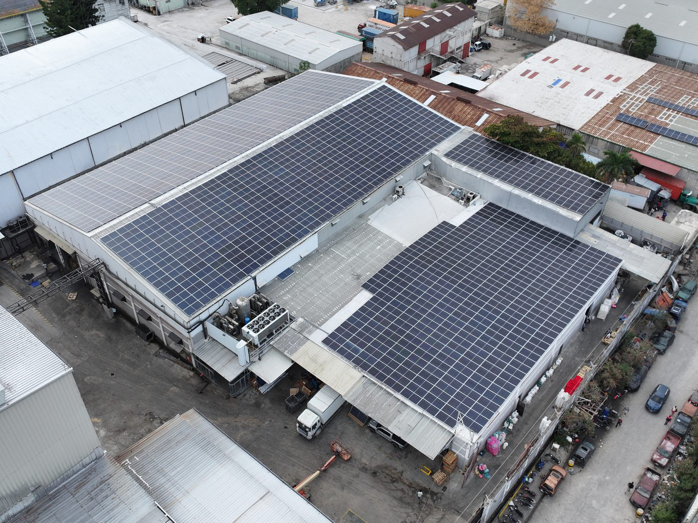 Large manufacturing plant rooftop solar